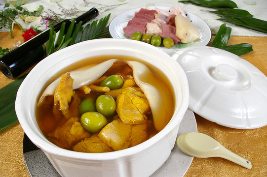 青欖螺片燉家豬肉湯