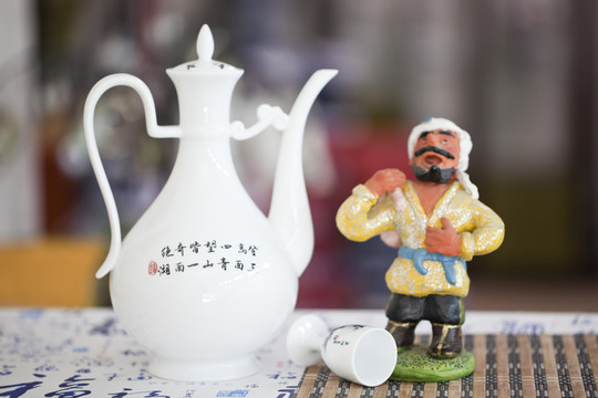 白瓷酒壺