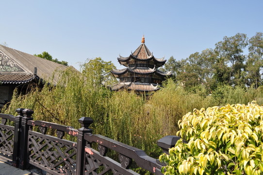 余蔭山房