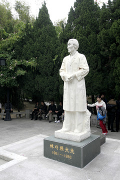 林巧稚大夫雕像