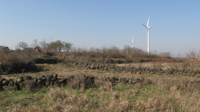石頭陣中的風(fēng)電機(jī) 安徽來(lái)安