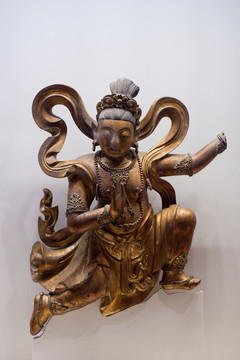 木雕天人像