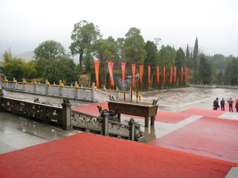 神農(nóng)大殿前香燭臺