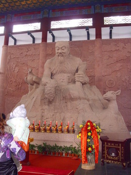 神農(nóng)大殿前神農(nóng)雕像正面