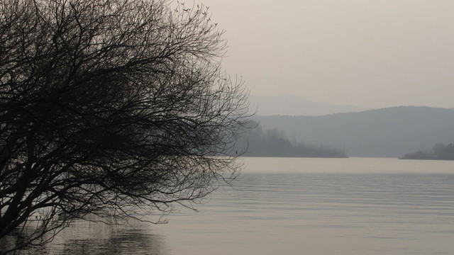 靜靜的湖水