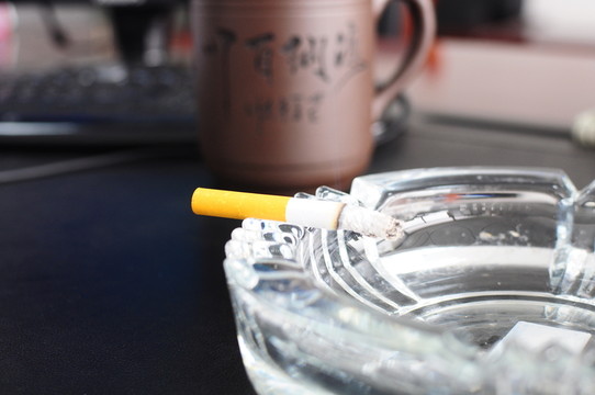 點(diǎn)著的香煙