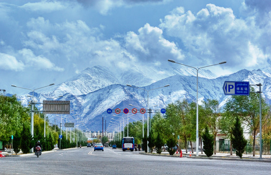 雪山腳下的城市