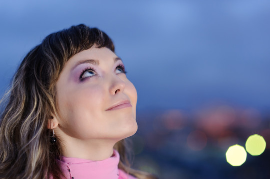 抬頭仰望的積極漂亮可愛女孩