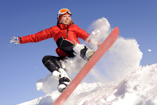 年輕女子在滑雪板