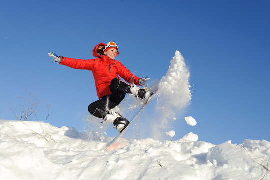年輕女子在滑雪板