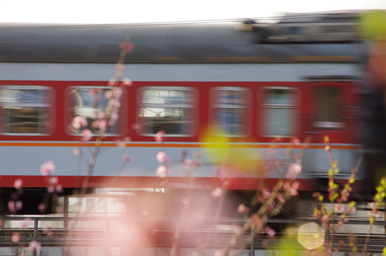火車(chē)掠影 速度