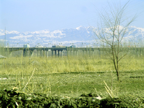 伊犁河二橋遠(yuǎn)眺