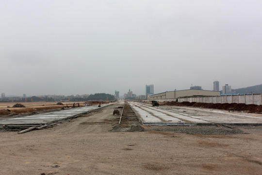 建設中的中華路向東延長段