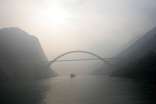 遠(yuǎn)眺巫山長(zhǎng)江公路大橋
