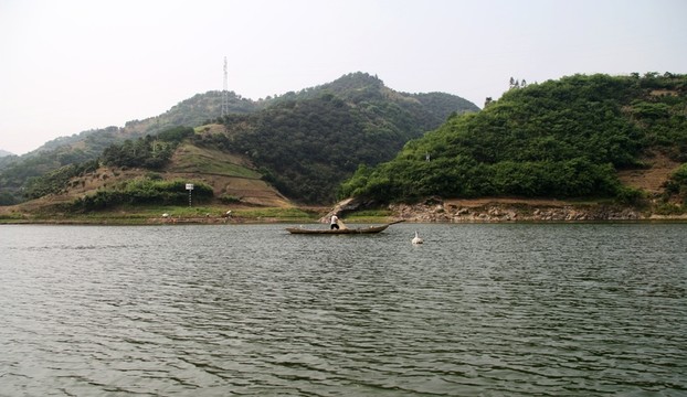 新安江上打魚(yú)人