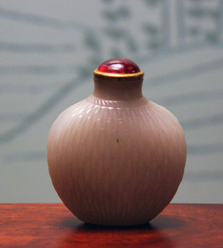 白玉柳編紋鼻煙壺