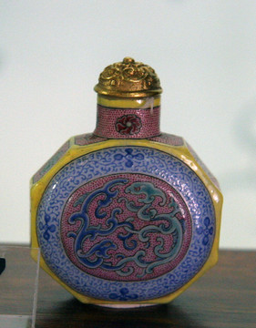 玻璃胎畫琺瑯八角形鼻煙壺