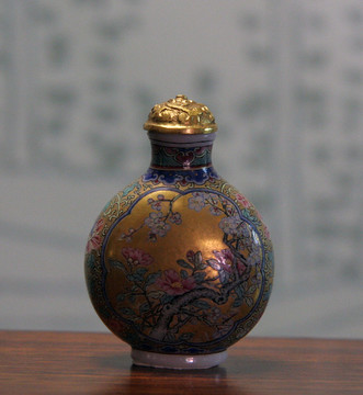 花卉紋鼻煙壺