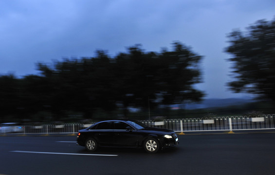 飛馳的汽車