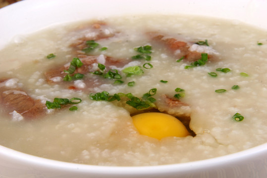 窩蛋牛肉粥