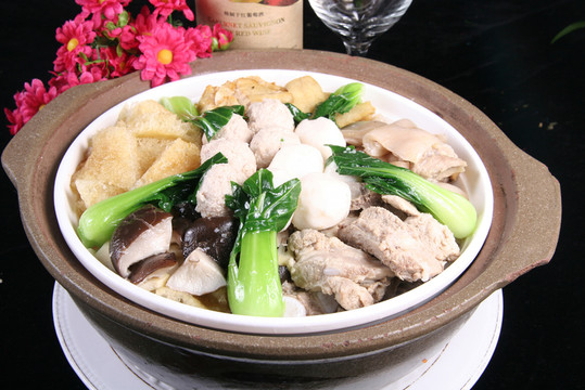 排骨肉皮煲