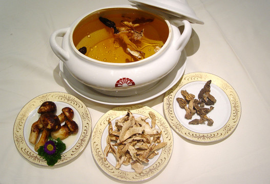 金牌雜菌煲