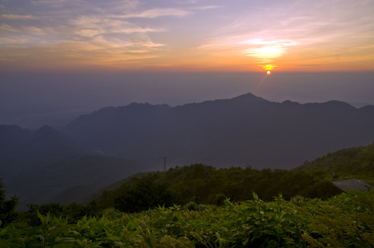 龍山日出