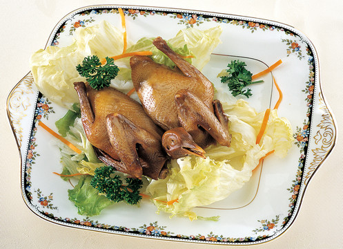 脆皮乳鴿