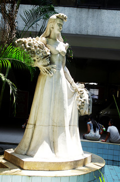 女雕像