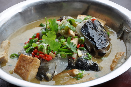 豆腐燜魚頭