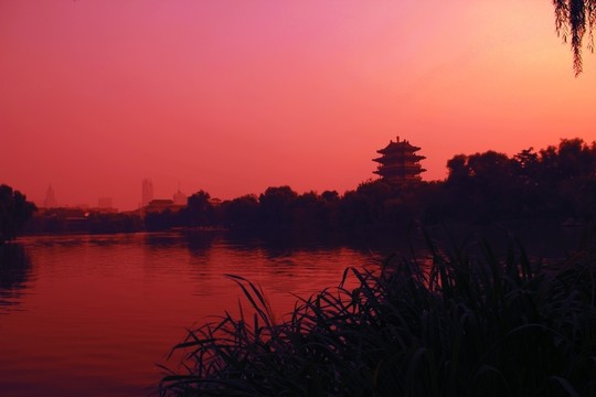 霞光映古亭