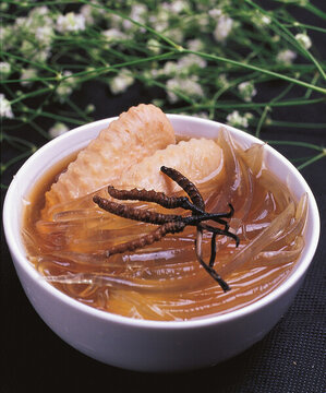 冬蟲(chóng)草雞燉魚(yú)翅