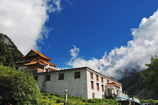喇嘛寺和幺妹峰