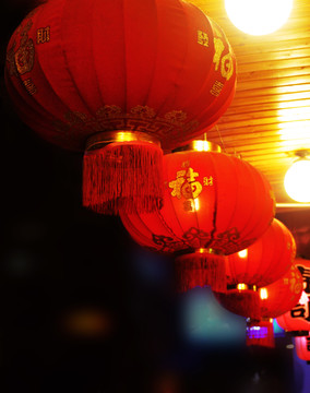 大紅燈籠高高掛