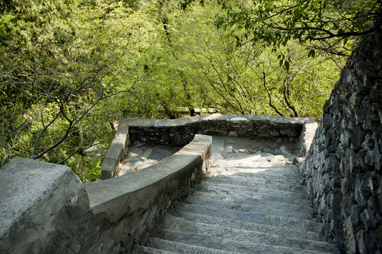 山間石路