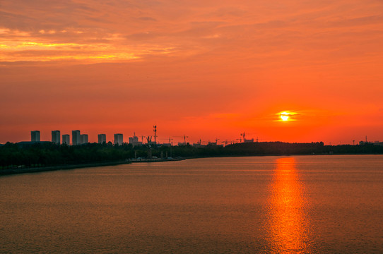 夕照東昌湖