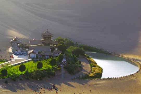 鳴沙山月牙泉