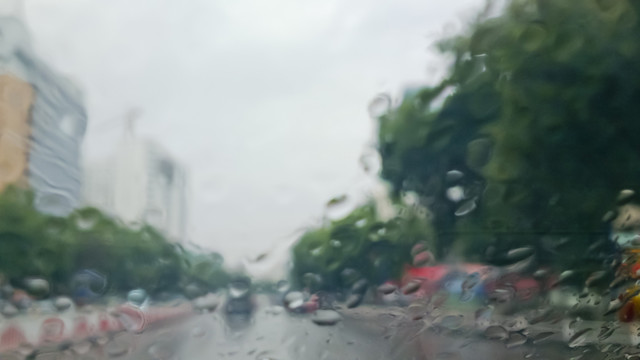窗外的雨