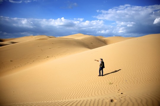 沙漠里遠行的人