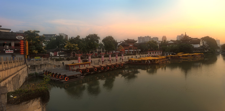 薄霧中的南京夫子廟