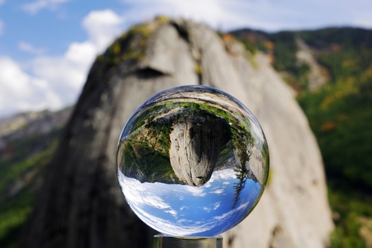 水晶球里的可可托海神鐘山