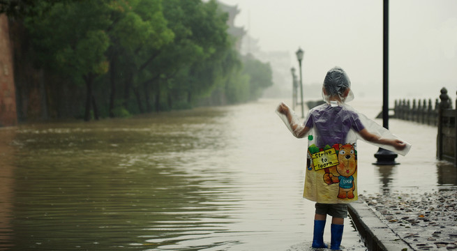 戲水