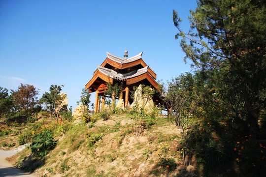 沿途的風景  木質(zhì)建筑亭子