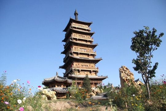 沿途的風(fēng)景  木質(zhì)塔樓
