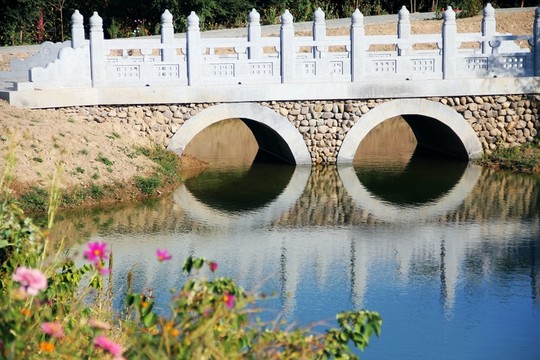沿途的風景  漢白玉的橋