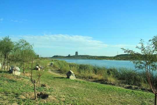 藍天白云 蓮石湖公園秋景