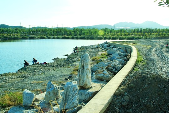蓮石湖公園     湖水 遠(yuǎn)山  礁石