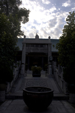 西安大學(xué)習(xí)巷清真寺院內(nèi)石排門