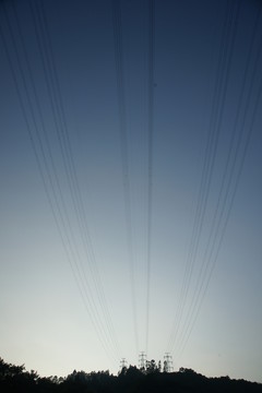 天空下的電纜