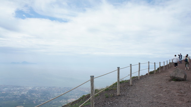 維蘇威火山山頂步行